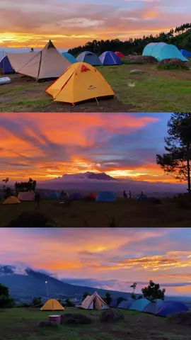 Senja di bulan Januari lagi cantik-cantiknya ✨   📍Bukit cirimpak, Bogor Jawa Barat  🎥 manusianalam Ikuti instagram @indocampinglovers untuk mengetahui tentang dunia camping yang ada disekitar kalian! #indocampinglovers #campingground #rekomendasicampground #gunungindonesia #rekomendasihealing #campingindonesia #camping #campingground #rekomendasitempatcamp #wisataalam #bogor #bogorinside #bogorhits #jalanjalanbogor #bogorjuara 
