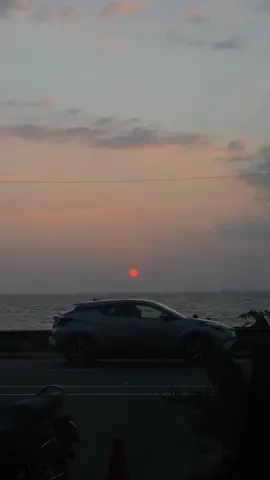 එත හැකියි නම් නුබට සවස් වල හමුවන්න… 🌅 #catchingsunsets #sunset #colombo #fyp #foryou #foryoupage #fyplanka #tiktoksrilanka #ceylon_tik_tok #tiktokasia #xyzbca #onemillionaudition #kaapicolombo 