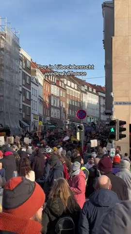 Komme zu spät zur arbeit lo #hamburg #lübeck #protest #afdverbot  #protestgegenafd #hansestadtlübeck #hanse #hafen #lübeckdemo  #hansestadt #ostsee #balticsea #aktuell #demonstration #spd #grüne #regierung #berlin #hamburg #fyp #foryou #viral #foryoupage #viralvideo #news #politik  #hamburg #hansestadt #hansestadtlübeck #gegendieafd 