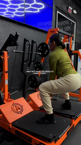 The best advice I can give to anyone starting out in the gym is to find people that you can go with that will push you and motivate you to do your best ✨👀🏋🏽‍♀️##gym##Fitness##latinasinfitness