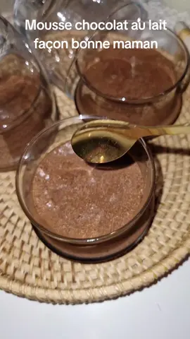 Mousse chocolat au lait façon bonne maman 🍫  Ingrédients : 170 gr de chocolat au lait ( Une tablette )  25 gr de chocolat noir à 70%  70 gr de crème  liquide entière 6 œufs  #moussechocolat #chocolat #bonnemaman #recette #recettefacile #recettesimple #recette #like #abonnetoi 