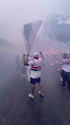 🏟️ A chegada do ônibus ao #MorumBIS e a festa inconfundível da #TorcidaQueConduz #spfc #sãopaulofc #tricolor 