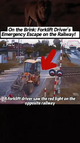 On the Brink: Forklift Driver’s Emergency Escape on the Railway！#shovel #surveillance #railroad #train#fyp #foryou#foryoupage