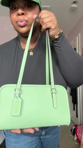 Im obsessed 💚 #whatsinmybag #coachbag #fypシ #coach #foryourpage #blackgirlinfluencer #blackgirlluxury 