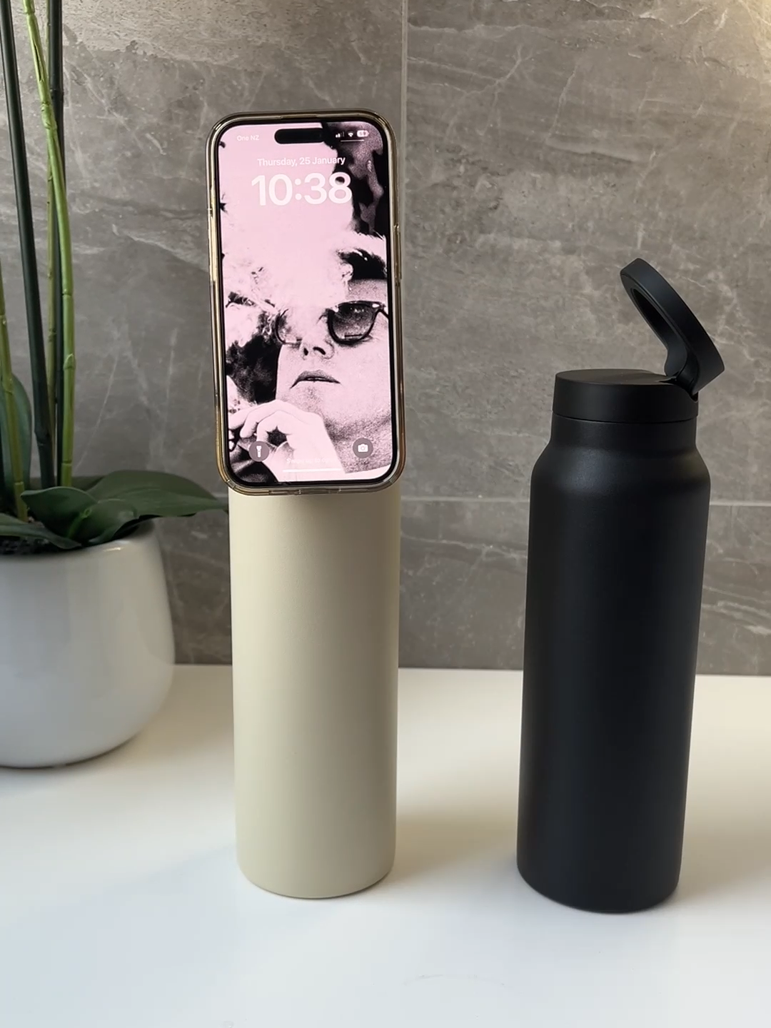 The magnetic water bottle that magically holds your phone 🎩🔮 Buy your HydraHold at hy-drate.com #magsafe #waterbottle #magsafebottle #tripod #tiktokmademebuyit #fyp #gym