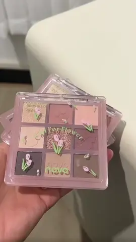 Novo flower eyeshadow papette 💐 (video from novo official account on XHS)