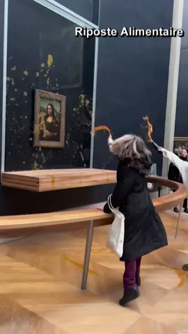 Dos activistas arrojaron sopa enlatada a la ‘Mona Lisa’, el famoso cuadro de Leonardo da Vinci, expuesto en el museo del #Louvre, en París. Una de las mujeres que vandalizó la pintura llevaba una camiseta con el texto “Riposte Alimentaire”, un grupo activista de sostenibilidad alimentaria en Francia, cuyo nombre significa “respuesta alimentaria”. En un comunicado a NBC News el personal del museo dijo que no se produjeron daños a la pintura, que ha estado protegida bajo un vidrio blindado desde 2005. #monalisa #davinci 