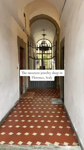 This jewelry maker’s work has been commissioned by the likes of Christian Dior and Gucci. 🤯 #forenceitaly #jewelryfinds #italianjewlery #vacationsouvenier 