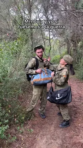 Mi novia y yo si fuéramos a la guerra juntos Parte 2 😅 #humor #parati #novios #viral 