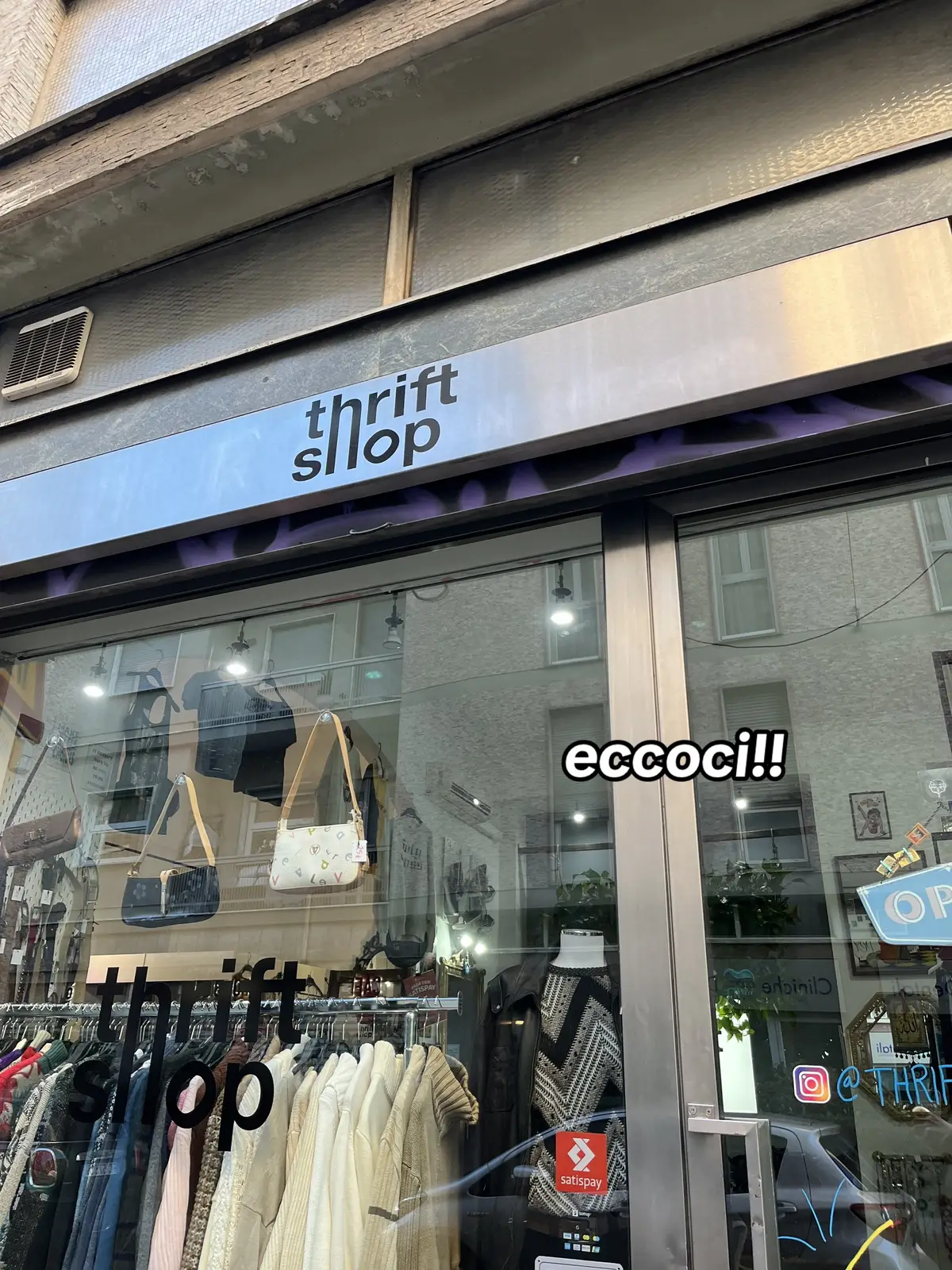 ti porto in un negozio vintage super carino🤭✨ @Thrift shop Milano #thriftshop #vintageclothing 
