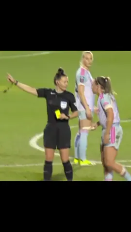 She will always find a way to give katie a yellow….#KATIEMCCABE #katiemccabe #arsenalwfc #arsenalwomens #mcfoord 