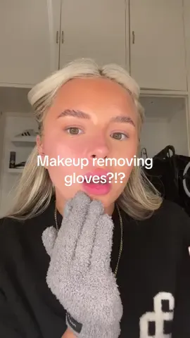 Umm WOW @OSXBeauty what on earth have you put in this!!✨☁️ SLAY💅🏽 #makeupremover #makeupremovingglove #makeupremoval #takemymakeupoff #makeup #removal #osxbeauty #osxbeautygloves 