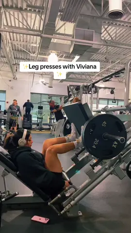 She’s definitely been humbling my ass in the gym cause DAMN😭 #gym #legpress #workout #contentcreator #friends #fyp #GymTok #Fitness #legday 