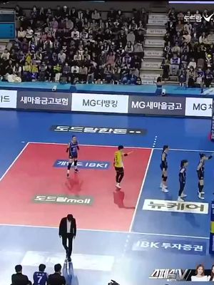 Momen @megawatihangestrip menyumbang poin untuk Red Sparks saat melawan IBK Altos di putaran ke 4 Liga Korea #volleyball #kovo #korea #megatron #megawatihangestri 