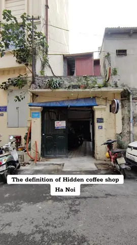 The true hidden coffee shop 🤩 oh wow, this is one of the reason I love Hanoi since the beggining!  ride around, turn to the small street or alleys, and suddenly you will find either hidden cafe or cute shop here and there  Hanoi 🩷  📍 Lach cafe  36 Ng Xóm Hạ Hồi, Trần Hưng Đạo, Hoàn Kiếm, Hà Nội #hiddencoffeeshop #hiddencafe #hiddencafehanoi #hiddencoffeeshophanoi #hanoihiddengems #hanoihiddencafe #hanoisecret #vietnam 