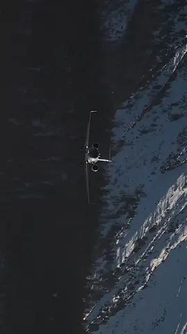 wait until the end to see the owner 👀 Bombardier Challenger 605 arriving in St. Moritz 🛩️🇨🇭 @Engadin  #aviation #stmoritz #jet #bombardier #privatejet #money #rich #foryou #airport #fyp #plane