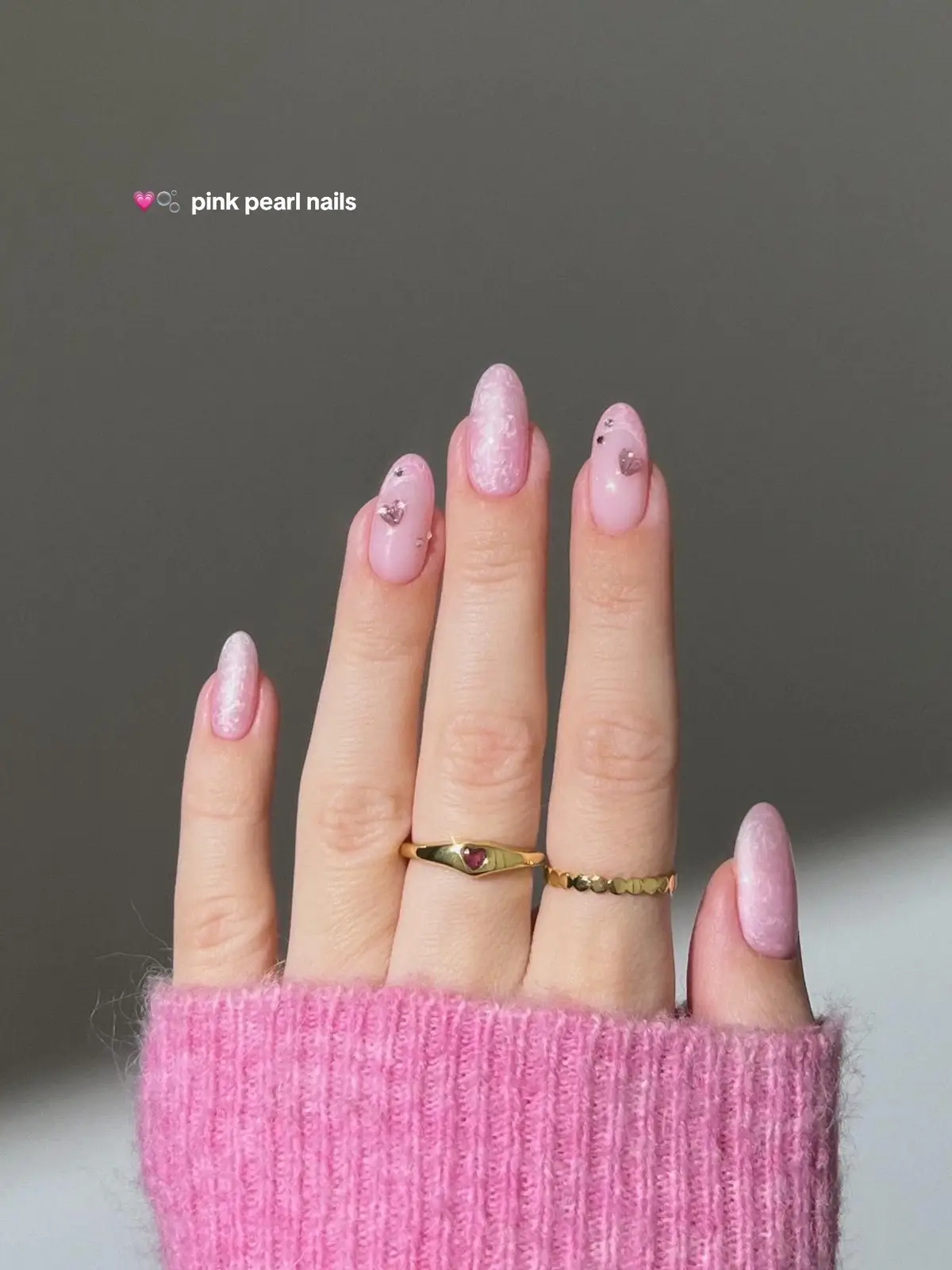 💗🧸🍒 Blending love, sweetness, and glamour ✨ from the subtle glow of pink pearls to the fiery red ombre, the rich decadence of chocolate diamonds, and the sweetness of cherry nails. #nails #nailart #nailinspo #glitternails #diynails #valentinesnails #jewelry 