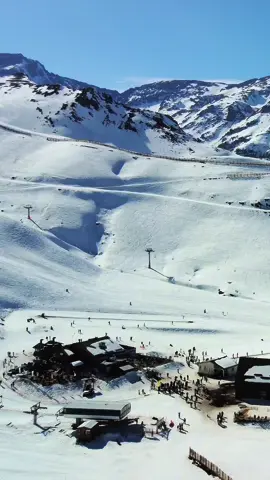 Valle Nevado - Cordilheira dos Andes  #viajar #drone #dronephotography #foto #trip #chile #natureza #viagens #viajarfazem #video #videomaker #santiagodechile #vallenevado #sunset #pordosol #vallenevadochile #cordilheiradosandes #losandes 