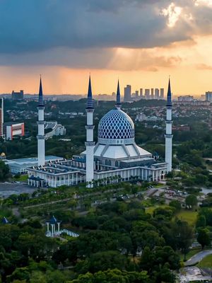 Sunset whispers on the graceful domes of Sultan Salahuddin Abdul Aziz Shah Mosque. 📍Shah Alam, Selangor, Malaysia #sunset #mosque #sultansalahuddinabdulazizmosque #discoverselangor #selangor  #trx106 #malaysia #asean #discoverkualalumpur #djimalaysia #drone #dji #djimavic3pro #dronereels #malaysiatrullyasia #dronemalaysia #visitmalaysia #imageofmalaysia #dronepointofview #klcityscapes #cityscapelovers #amazingmalaysiatrulyasia #klcc #petronastwintowers #hyperlapse #fyp #dronetiktok #tiktokmalaysia 