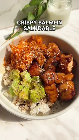 CRISPY SALMON SALUDABLE 🍣🥑 Ingredientes: * 1 filete de salmón 🍣 * Arroz de sushi 🌾 * Aguacate 🥑 * Zanahoria 🥕 * Semillas de ajonjolí Salsa: * 2 cdas de salsa soya * 1/2 cda de miel 🍯 * 1/4 cdita vinagre de arroz o manzana * 1/4 cdita de sal ají limón 🍋 (o unas góticas de limón)  Procedimiento: 1. Precalienta la airfryer a 200 C 🔥 2. Corta el salmón 🍣 en cubos y ponlo en un bowl 🥣 3. Agrega los ingredientes de la salsa y déjalo reposar por 15 minutos 4. Llévalo a la air fryer por 6-8 minutos 5. Sirve con arroz de sushi 🌾, aguacate 🥑, zanahoria y semillas de ajonjolí #diet #saludable #salmon #poke #almuerzosaludable #recetasaludable #comidasana #comidasaludable #fit 
