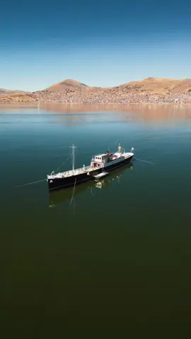 Buque Museo Yavarí 🚢 - Puno. Es una nave de hierro construida en Gran Bretaña en la década de 1860. Fue trasladada desde las costas del Pacífico hasta el altiplano en un total de 2 766 piezas. Está ubicado en el Puerto del Lago Titicaca. . . . Video by 📽 @paulomaldonado_fotografia #buque #yavari #museoyavari #lagotiticaca #titicacalake #puno #toursenpuno #punotours #turismopuno #titicacaperu #travel #museo #visitperu 