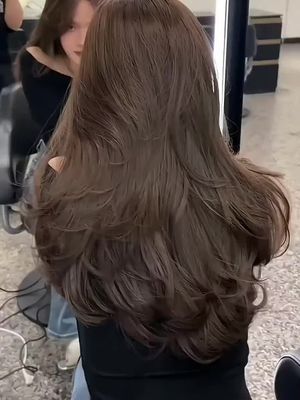 Layer tầng cao uốn cúp cực xinh kết hợp màu nhuộm nâu tây tôn da! #xuhuong #minhrhairquan7 #layertầngcao #layeredhaircut #duỗicụptựnhiên #uốnlayer #uốntócđẹp #uốn #leanontiktok #salonquan7 #nâutây 