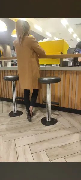 Candid shoeplay in restaurant #martgirl #dipping #viral #shoeplayunderchair #shoeplayflats #candidshoeplay #danglingfeet #flipflop #shoeplayvideo #standingshoeplay #blackflats 