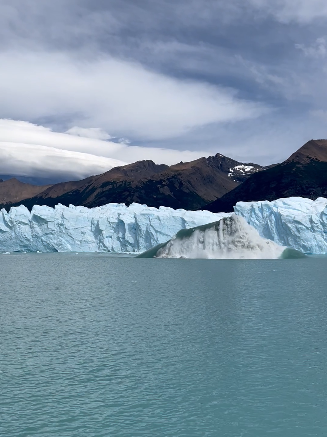 Sightseers watch an iceberg emerge from the Perito Moreno Glacier in Argentina. ⛵😲🌊 #ViralHog #iceberg #glacier #nature