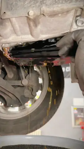 #longervideos Immersive Honda Fit engine gearbox cleans oil and replaces.#DIYProject #FamilyTime #Engine #asmr #carspotting #famouscars #PetsOfTikTok #LearnOnTikTok #POV #supercars #Repaircar #funny #foryou #cars #car #CatsOfTik #Rutina #dim #🏎️ #🔥 