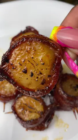Honey bourbon bacon wrapped scallops, the most delicious game day appetizer! Find Daily’s Premium Meats retailer near you through my link in bio ##DailysBacon  ##GameDay ##BaconWrapped ##bacon ##ad