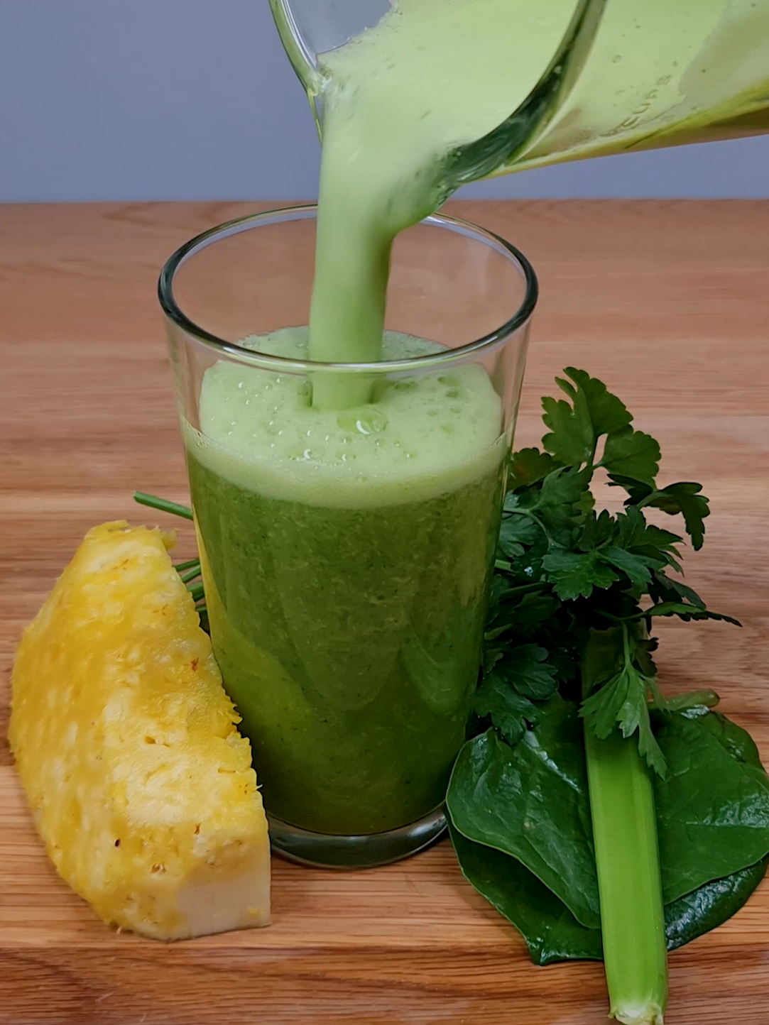 BATIDO VERDE PARA BAJAR DE PESO. #tiktok #tiktokindia #tiktokviral #tiktokviralvideo #batido #batidos #batidosaludable #piña #apio #peregil #albahacafresca