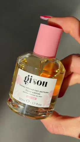 It smells so good and lasts in my hair ALL DAY 🌸🫦 @Gisou #gisou #gisouhairperfume #hairperfume #unboxing #fyp #fy #foryou 