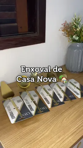 Utensílios para servir dourados para quando eu for usar meus talheres dourados na mesa posta 🍴🏡🫶🏻 Ah, e pra quem quiser comprar pela Privalia com um descontinho a mais, eu tenho um cupom de desconto de R$80! Só se registrar pelo app ou site com o código 1AB49863 🌸 #enxovaldecasanova #casanova #compras #casa #noivado #lyor #talheres #mesaposta #itensdecozinha #privaliabr #privalia #westwing #wolff  #oikos