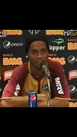 RONALDINHO DRIBLAVA ATÉ AS ENTREVISTAS! .•. ..... #atletico #ronaldinho #ronaldinhogaucho #entrevista #futebol #atleticomineiro #atleticomg #galodoido #galonaveia #galopaixaonacional #galo115anos #galopaixaodopovo #galofortevingador #arenamrv #kaikecamx #viral #fypage #fypシ #foryou #for #fy 