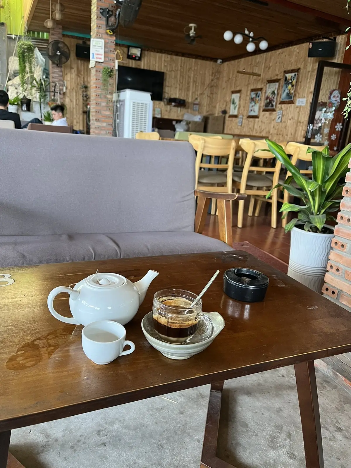 Khi mở đt hình ảnh ly cafe còn nhiều hơn hình của bản thân!!!  Có những ngày chọn 1 mình bên tách cafe đen Chỉ ngồi và nhìn thời gian trôi…..!!!