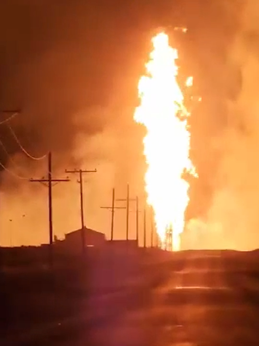 Flames shot over 500 feet into the air after a gas pipeline exploded at the Oklahoma panhandle. 🎥: Elmwood Fire Department, Booker Fire Department #flames #fire #firedepartment #oklahoma #gaspipeline #gaspipelineexplosion #explosion