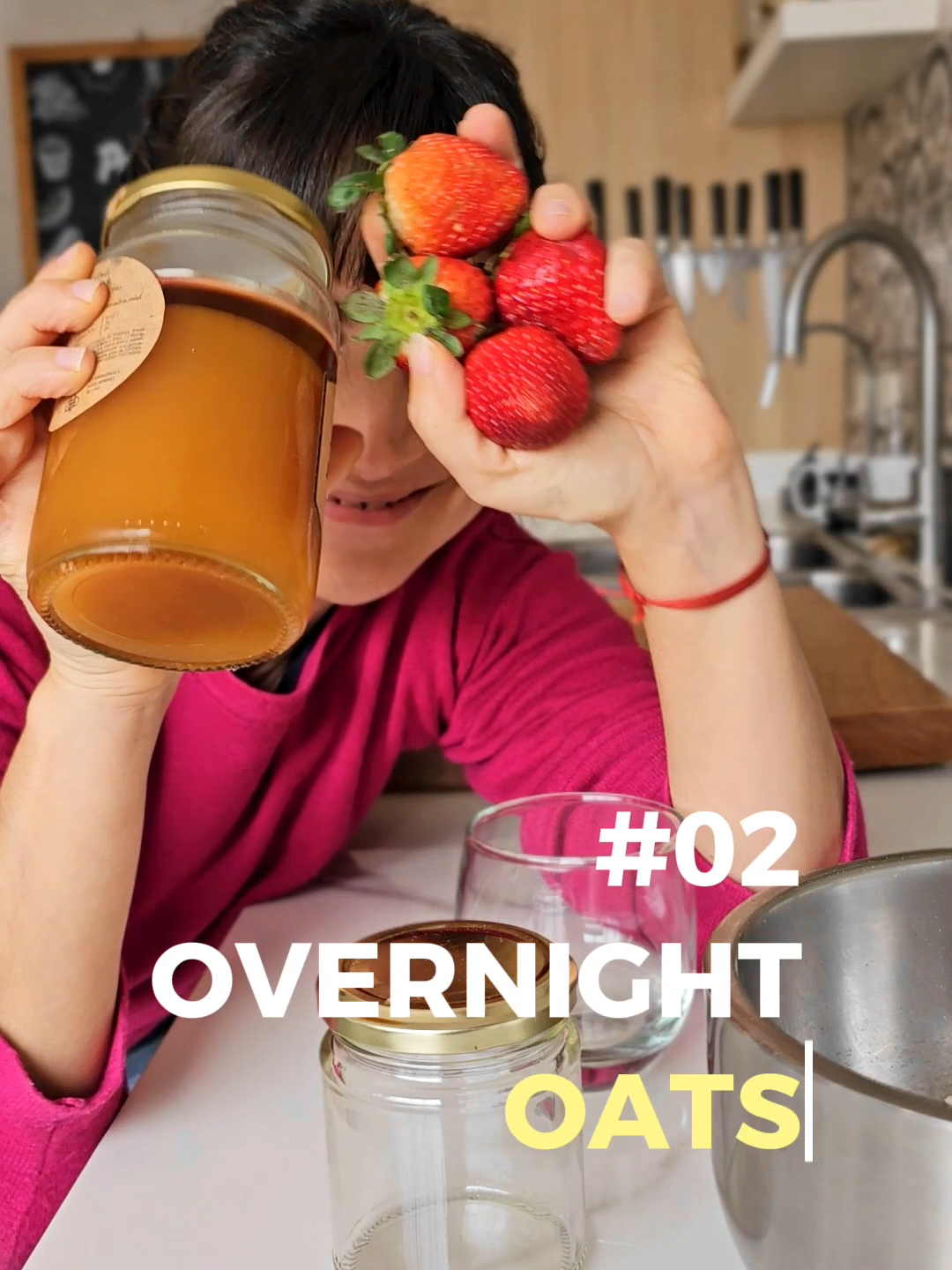 Tu serie favorita no está en Netflix y se llama Meal Prep Pro (fundo) Hoy, E02: Overnight Oats, sori mil pero no tiene traducción, avena de toda la noche sería. We speak english. 👉 El tema es: mezclás avena instantánea con yogur natural (pueden hacerlo con otra cosa pero para mí el sabor del yogur con miel es inigualable, si no desayuno salado, es esto sí o sí). Hacés capas en un frasco o vaso con miel, alguna fruta y frutos secos si tenés.🍓 Tapás y llevás a la heladera toda la noche. A la mañana la avena se hidrató, el sabor se condensó un poco y, lo más importante: te ibas a tomar dos mates hirviendo y terminás teniendo un desayuno decente. Si tenés tiempo te lo comés en tu casa y sino te lo llevás, pero no me gusta que salgas sin desayunar, ya te lo dije, que después no rendís, al medio día te comés todo, después como estás de mal humor te querés hacer una siesta... me contó una amiga todo esto. 👌👌 MEALPREP YA ESTÁ EN ESPAÑA!!! es un manual increíble para la cocina de una casa, con este mil trucos y recetas más, vale mucho la pena tenerlo!!! lo consiguen en todas las librerías. OTROS PAÍSES: pueden comprar el ebook en mi tienda (almacen.paulinacocina.net)  #ideasdesayuno #desayunofacil #recetasconyogur #cocinafacil #cocinaconyogur