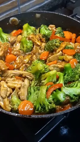 Hoy un delicioso salteado de pollo con brocoli. Sigueme para mas recetas!!