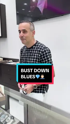 #negotiation How many times do we have to tell AND SHOW you guys that the value in bust down watches are LOW👎🏻 This client stopped by with just the head of an iced out Cartier Santos and a rubber band and expected to CASH OUT😂Little did he know the piece had already lost half its value just off that alone🤦🏻‍♂️ Try again next time!  • • • #gluxejewelers #miami #jewelry #cartier #cartiersantos #icedoutwatch #funnymoments #buyselltrade #eddiemurphy #beverlyhillscop #retailstore #newyork #watchmania 