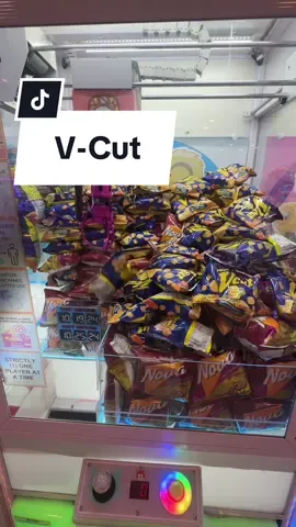 Tara po mag snack muna 🤣 #DADDYCLAWS #clawmachine #fyp #tomsworldph #vcut #snack 