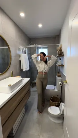 5 TRUCAZOS BUEN OLOR  Increíble como huele ahora mismo mi baño, doy fe de que todo funciona perfectamente. Ya habéis visto que no he necesitado mucho más que un bote de aceite esencial para crear un ambiente fantástico en el baño. El TRUCO DEL BICARBONATO CON el VINAGRE para ELIMINAR MALOS OLORES de las tuberías es una pasada y un remedio casero para desatascarlas si además echamos 1 litro de agua hirviendo  FÓRMULA PARA HACER EL MIKADO: He aprovechado un recipiente de otro que ya se había acabado y lo he rellenado con 20 ml de agua, 100ml de alcohol y 40 gotas de aceite esencial, una maravilla lo bien que huele! ARROZ CON ACEITE ESENCIAL cómo absorbe olores, una maravilla lo bien que funciona, he llenado un recipiente pequeño de granos de arroz y he puesto 10 gotas de aceite esencial. ROLLO DE PAPEL pondremos en el interior del cartón 4 gotas de aceite esencial y cuando da vueltas perfumará de una forma increíble. TOALLAS si las lavamos con frecuencia eliminaremos malos olores, yo las echo a lavar cada 2 días #fyp #parati #trucos #hogar 