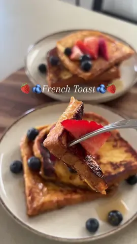French toast  🫐🍓💓• فرنش توست 🍓🫐💓.  #frenchtoast #frenchtoastrecipe #breakfastathome #homecafe #fyp #EasyRecipes #فرنش_توست #فرنش_توست_لذيذ #فطور_الصباح #فطور_سهل #fyp 