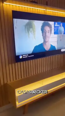 Duvido você não se encantar com essa PERFEIÇÃO 😍🤌🏽 O Rack Requinte + Painel Ripado tem o casamento perfeito, o rack tem pés de madeira, três gavetas com corrediças telescópicas, e fitas de led, já o painel além de ser gigante é ripado de verdade com ripas autênticas e ainda tem fita de led também 😍 O Rack Requinte + Painel Ripado custa apenas R$ 2.599,00 à vista com desconto ou R$ 2.999,99 em até 18x sem juros no cartão de crédito (Valor sujeito a alteração sem aviso prévio) Tamanho 2.30m Largura X 2.50m Altura Frete e Montagem Grátis para Todo Distrito Federal e Entorno www.CasasBecker.com.br #LojadeMoveis #Móveis #Painel #Casa #decoração #saladeestar #CasasBecker