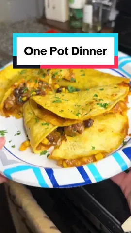 One pot dinner recipe done in 30 minutes! Served with a margarita on the side 😋 #DinnerIdeas #dinnerrecipe #easydinner #Recipe #cooking #tacotuesday #groundbeef #whattomakefordinner #onepot #onepotmeal #mealprep #onepotdinner #familydinner 