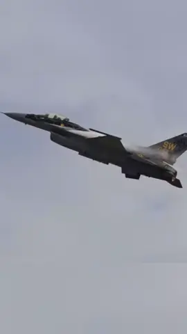 “Stroke 3 check right.. Stroke 3 break right.. BREAK RIGHT” 😳 #fighterjet #fighterpilot #f16 #f16fightingfalcon #stroke3 #usairforce #usnavy #usarmy #military #fyp 