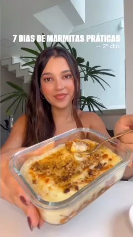 2° dia de marmitas práticas pra semana .. Escondidinho de carne: Carne moída: refoga com azeite adicione sal com alho, cebola, pimentão, chimichurri, páprica defumada, pimenta do reino. Após 20 min adicione tomate, milho verde, salsinha. Purê: cozinhe as batatas por 15 min em água, escorra a água, adicione o leite desnatado ou 3 cl de creme de ricota ou requeijão light, sal e temperos a gosto. Montei nas marmitas com 1 fatia de mussarela e chimichurri. 🔥 Pra evitar que o purê mude a textura, lembre- se de tirar do freezer para a geladeira um dia antes de comer. Exemplo se for comer na quarta, tira do freezer pra geladeira na noite anterior. Nesse caso prefiro esquentar direto na air fryer ao invés do microondas que sem tampa pra tostar também o queijo. Gostaram? Já salva pra lembrar dessa opção depois #receitaspratododia #escondidinhodecarne #receitassaudaveis #receitaslowcarb #receitasfit #emagrecer #fyp 