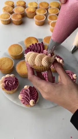 its giving valentines is in 13 days 🫶🏽 whose ready for more simpy cute cakes x #fyp #cake #baking #Recipe #valentines #ValentinesDay #valentinesbaking #buttercream #Recipe #cakeart #cakedecorating #anyonebutyou #unwritten 