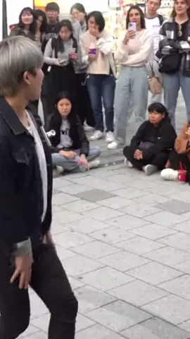 The girls in the back fangirling is so me ahhahahah video from: Luna Tsuki on youtube #foryou #fyp #viral #kpop #korea #kdrama #southkorea #dance #busking #oneof 