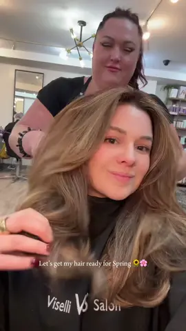She gave me the 90’s Rachel style 😍!!!  A loved my red brown hair - but since spring is coming I wanted to add some light and get the butterfly cut 💇‍♀️ again.  Do we like it? 💃 #butterflyhaircut #softbrownhair #hazelnuthaircolor #hairtransformation #springhaircolor 