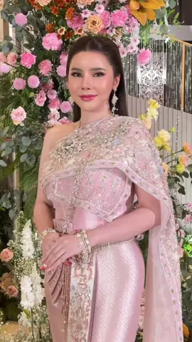 คุณปูเป้ เจ้าสาวเมืองเพรชบุรี  เจ้าสาว คนสวย ของคุณ เอ็มออนิว CEO AURA VIP  งานเช้าสวยหวานมากๆเลยครับ ขอบคุณที่ให้พี่ออฟได้ดูแลน้องในวันนีนะครับ @ปูเป้ เพชรบุรี  Dress @milanweddingbkk  HAIR @sarunya_milano  #surasakmakeupclass #surasakmakeup #surasak #ครูออฟ